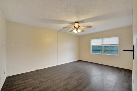 Condominio en venta en Pembroke Pines, Florida, 2 dormitorios, 140 m2 № 1920664 - foto 15