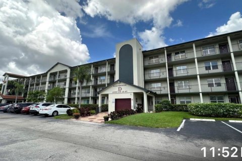 Condo in Pembroke Pines, Florida, 2 bedrooms  № 1935951 - photo 1