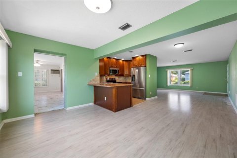 Condo in Seminole, Florida, 2 bedrooms № 2239551 - photo 5