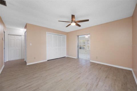 Condo in Seminole, Florida, 2 bedrooms № 2239551 - photo 9