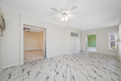 Condo in Seminole, Florida, 2 bedrooms № 2239551 - photo 7
