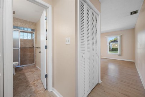 Condo in Seminole, Florida, 2 bedrooms № 2239551 - photo 13
