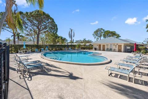 Condo in Seminole, Florida, 2 bedrooms № 2239551 - photo 20