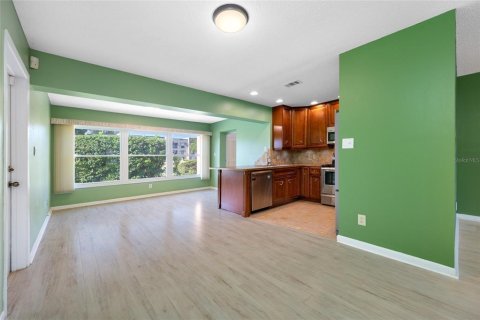 Condo in Seminole, Florida, 2 bedrooms № 2239551 - photo 2