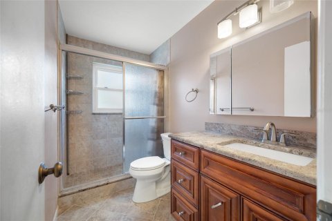 Condo in Seminole, Florida, 2 bedrooms № 2239551 - photo 14