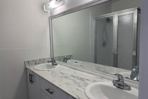Touwnhouse à louer à Hialeah, Floride: 2 chambres, 135.82 m2 № 1877669 - photo 9