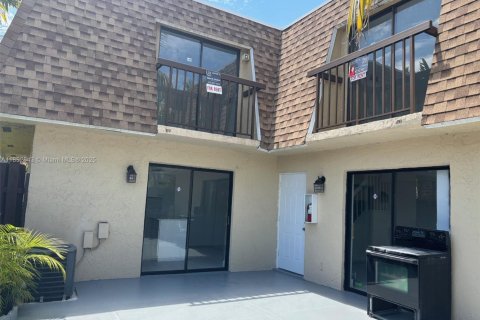 Touwnhouse à louer à Hialeah, Floride: 2 chambres, 135.82 m2 № 1877669 - photo 1