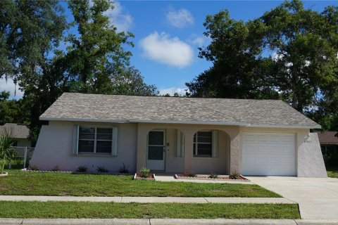 House in Hudson, Florida 2 bedrooms, 94.76 sq.m. № 2339405