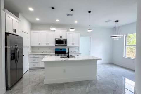 House in Lehigh Acres, Florida 4 bedrooms, 159.7 sq.m. № 2187823 - photo 4