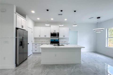 House in Lehigh Acres, Florida 4 bedrooms, 159.7 sq.m. № 2187823 - photo 5