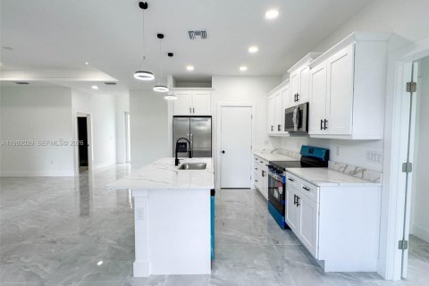 House in Lehigh Acres, Florida 4 bedrooms, 159.7 sq.m. № 2187823 - photo 7