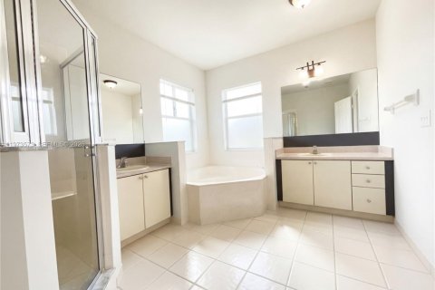 Купить виллу или дом в Хомстед, Флорида 3 спальни, 178.28м2, № 2036469 - фото 16