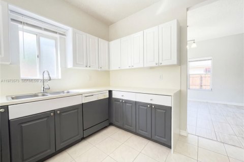 Купить виллу или дом в Хомстед, Флорида 3 спальни, 178.28м2, № 2036469 - фото 13