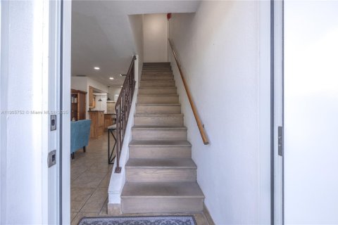 House in Pompano Beach, Florida 5 bedrooms, 244.98 sq.m. № 2081969 - photo 8