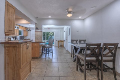 House in Pompano Beach, Florida 5 bedrooms, 244.98 sq.m. № 2081969 - photo 13
