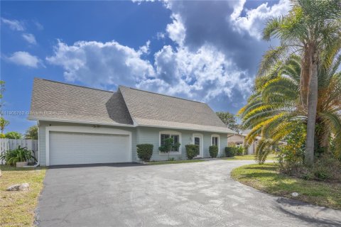 House in Pompano Beach, Florida 5 bedrooms, 244.98 sq.m. № 2081969 - photo 2
