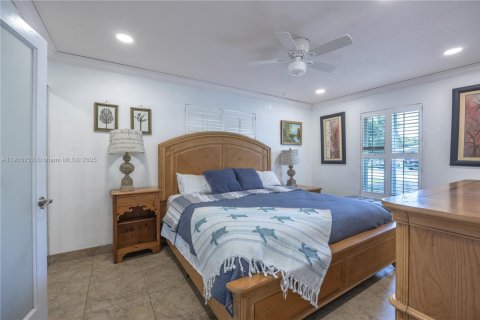 House in Pompano Beach, Florida 5 bedrooms, 244.98 sq.m. № 2081969 - photo 18