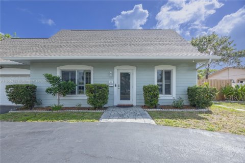 House in Pompano Beach, Florida 5 bedrooms, 244.98 sq.m. № 2081969 - photo 3