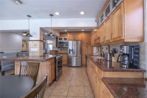 House in Pompano Beach, Florida 5 bedrooms, 244.98 sq.m. № 2081969 - photo 12