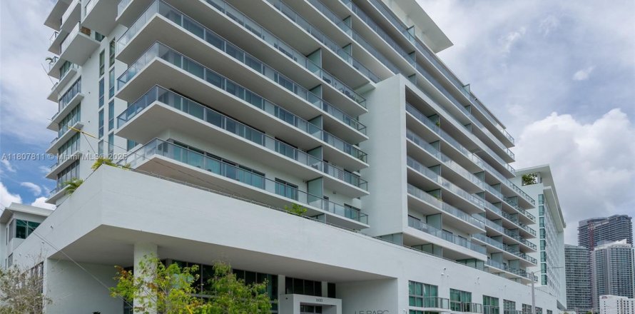 Estudio en el Condominio en Miami, Florida  № 1756219
