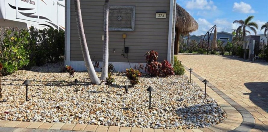 Commercial property in Okeechobee, Florida № 2184667
