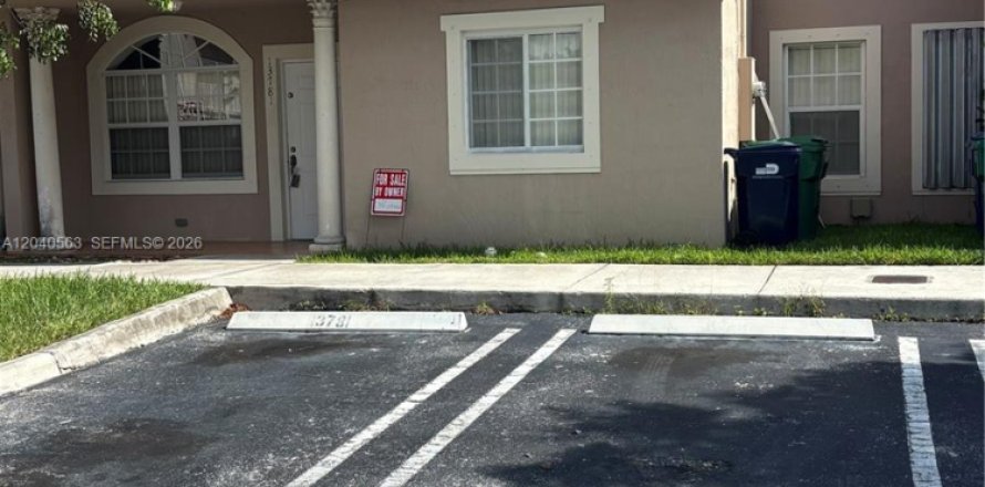 House in Miami, Florida 3 bedrooms, 116.31 sq.m. № 2087293