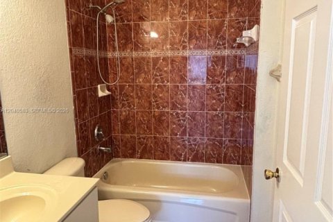 House in Miami, Florida 3 bedrooms, 116.31 sq.m. № 2087293 - photo 8