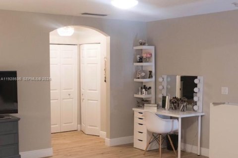 Condominio en venta en Miami, Florida, 1 dormitorio, 106.09 m2 № 1989927 - foto 11