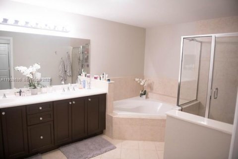 Condominio en venta en Miami, Florida, 1 dormitorio, 106.09 m2 № 1989927 - foto 12