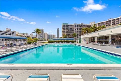 Copropriété à vendre à Hallandale Beach, Floride: 2 chambres, 99.87 m2 № 2063413 - photo 29