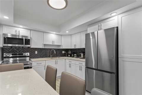 Copropriété à vendre à Hallandale Beach, Floride: 2 chambres, 99.87 m2 № 2063413 - photo 18