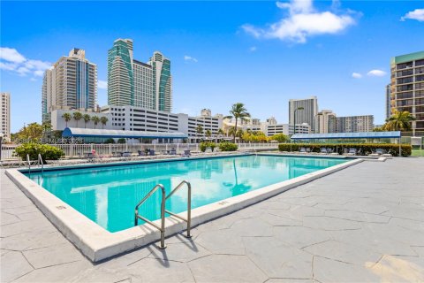 Copropriété à vendre à Hallandale Beach, Floride: 2 chambres, 99.87 m2 № 2063413 - photo 28
