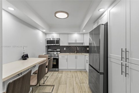 Copropriété à vendre à Hallandale Beach, Floride: 2 chambres, 99.87 m2 № 2063413 - photo 17