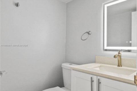 Copropriété à vendre à Hallandale Beach, Floride: 2 chambres, 99.87 m2 № 2063413 - photo 15