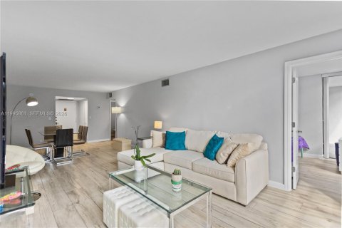 Copropriété à vendre à Hallandale Beach, Floride: 2 chambres, 99.87 m2 № 2063413 - photo 6
