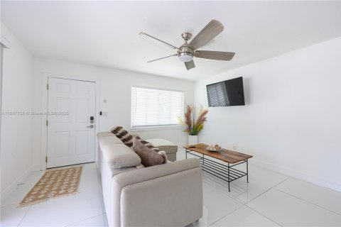 Casa en alquiler en Dania Beach, Florida, 2 dormitorios, 156.45 m2 № 2054789 - foto 11