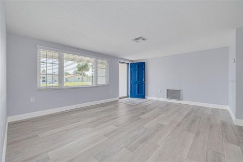 House in New Port Richey, Florida 2 bedrooms, 121.7 sq.m. № 1630265 - photo 11