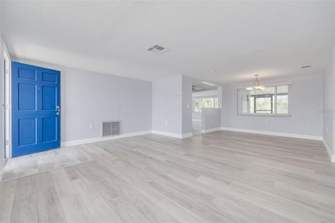 House in New Port Richey, Florida 2 bedrooms, 121.7 sq.m. № 1630265 - photo 12