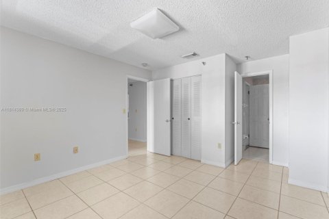 Condominio en venta en Hialeah, Florida, 1 dormitorio, 63.17 m2 № 1768392 - foto 16