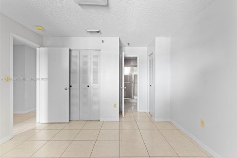 Condominio en venta en Hialeah, Florida, 1 dormitorio, 63.17 m2 № 1768392 - foto 17