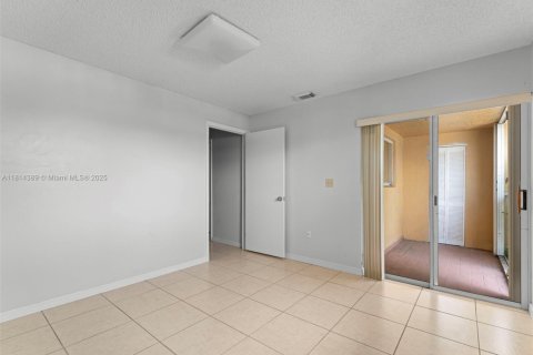 Condominio en venta en Hialeah, Florida, 1 dormitorio, 63.17 m2 № 1768392 - foto 23