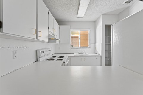 Condominio en venta en Hialeah, Florida, 1 dormitorio, 63.17 m2 № 1768392 - foto 7