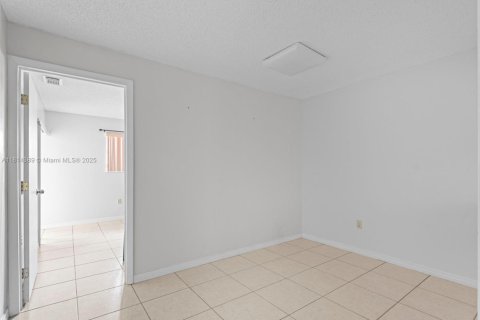 Condominio en venta en Hialeah, Florida, 1 dormitorio, 63.17 m2 № 1768392 - foto 14
