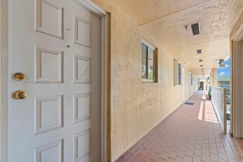 Condominio en venta en Hialeah, Florida, 1 dormitorio, 63.17 m2 № 1768392 - foto 2