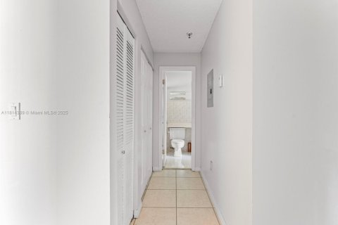 Condominio en venta en Hialeah, Florida, 1 dormitorio, 63.17 m2 № 1768392 - foto 10