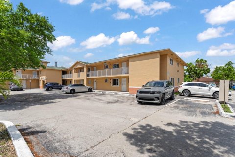 Condominio en venta en Hialeah, Florida, 1 dormitorio, 63.17 m2 № 1768392 - foto 1
