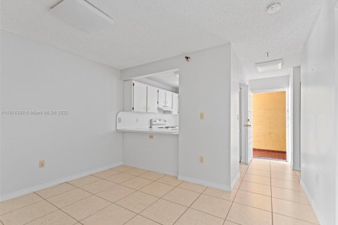 Condominio en venta en Hialeah, Florida, 1 dormitorio, 63.17 m2 № 1768392 - foto 19