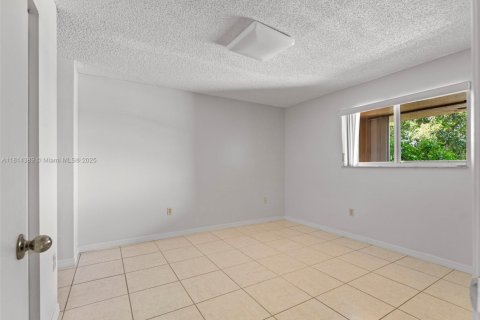 Condominio en venta en Hialeah, Florida, 1 dormitorio, 63.17 m2 № 1768392 - foto 12