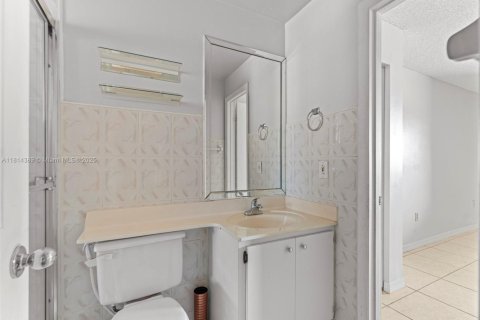 Condominio en venta en Hialeah, Florida, 1 dormitorio, 63.17 m2 № 1768392 - foto 11