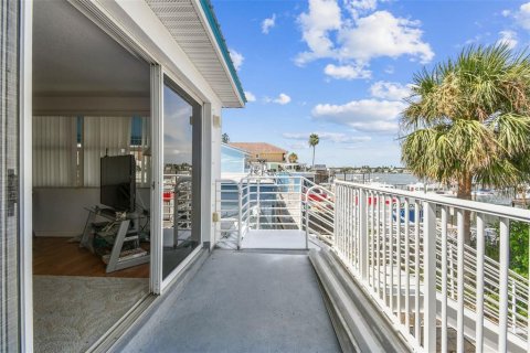 House in Redington Shores, Florida 3 bedrooms, 214.6 sq.m. № 1911328 - photo 12